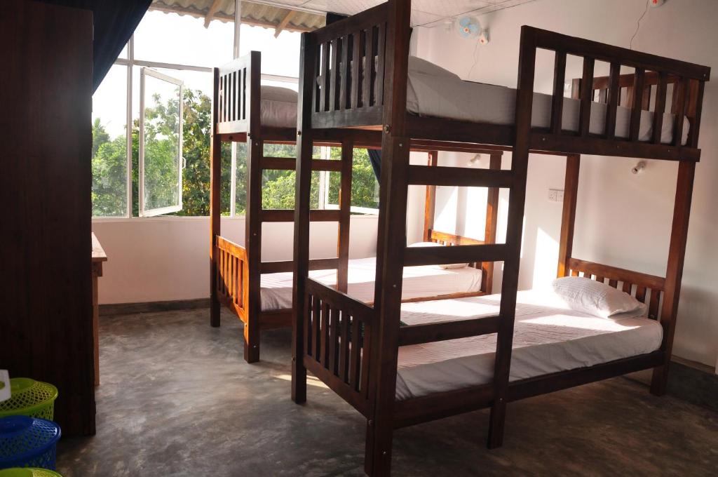 Номер (Спальное место на двухъярусной кровати в общем номере для мужчин и женщин) семейного отеля Abinu