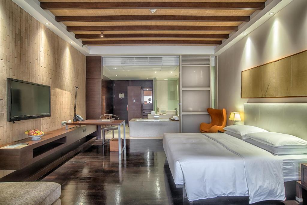 Двухместный (Номер Делюкс с кроватью размера «king-size») отеля Park Hyatt Ningbo Resort & Spa, Нинбо