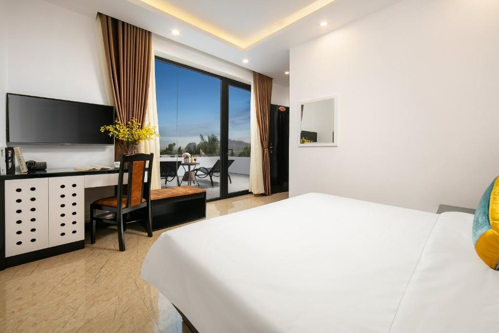 Двухместный (Двухместный полулюкс Elegance с 1 кроватью и видом на море) отеля Tuan Chau Kingly Villa, Халонг