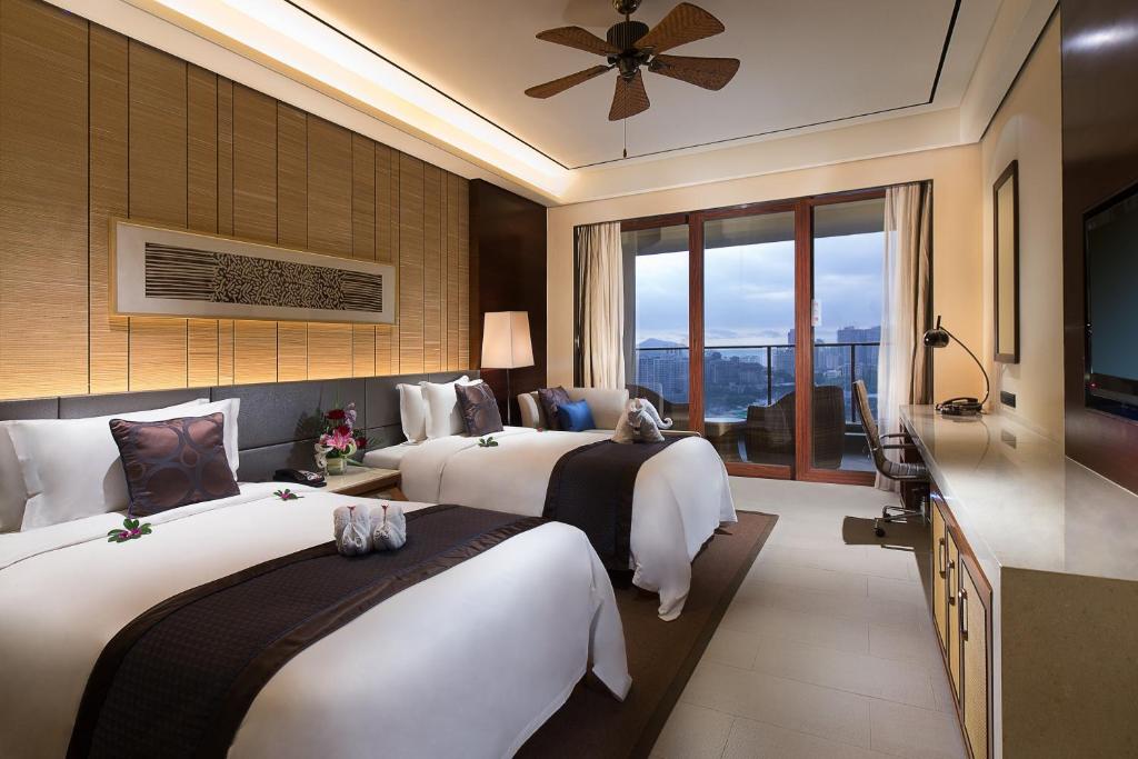 Двухместный (Двухместный номер с 2 отдельными кроватями и видом на залив) курортного отеля Crowne Plaza Sanya City Center, Санья