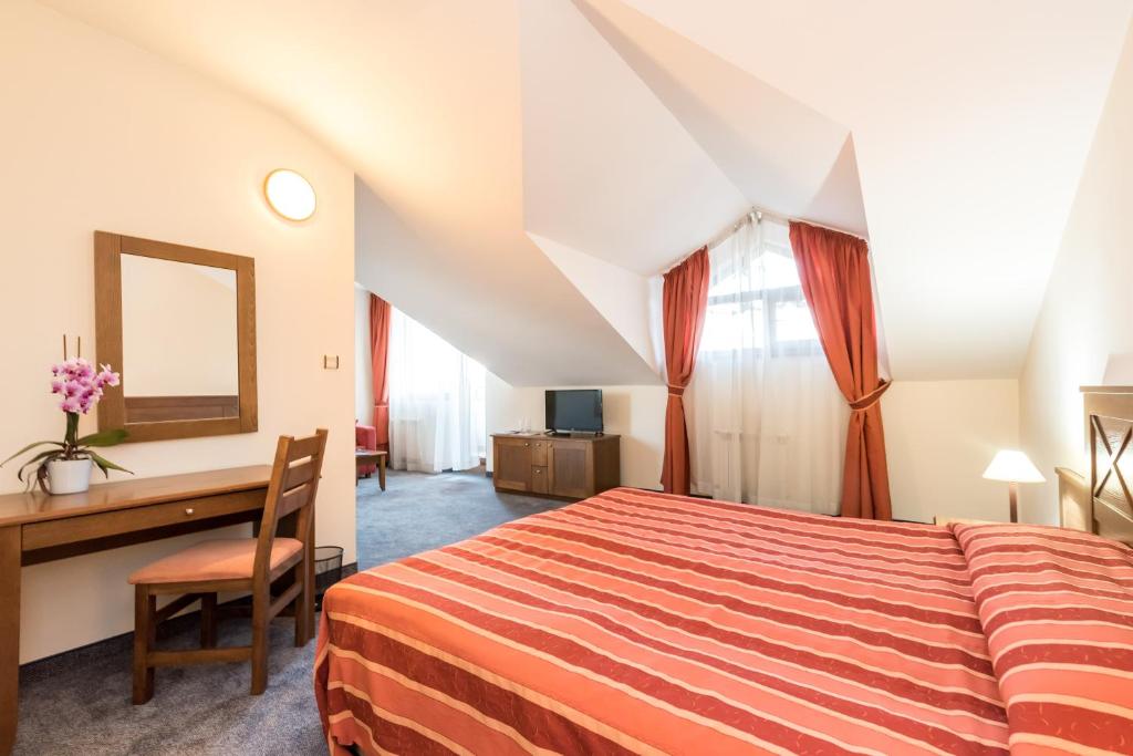 Двухместный (Двухместный номер с двуспальной кроватью и дополнительной кроватью) отеля Evelina Palace Hotel, Банско