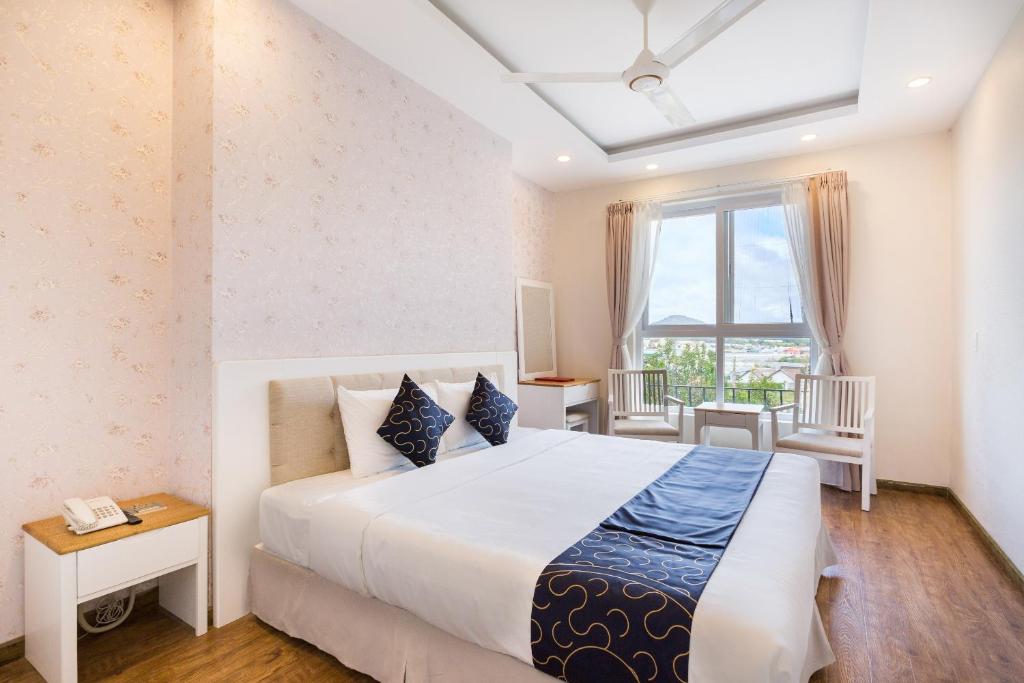 Двухместный (Улучшенный двухместный номер с 1 кроватью) отеля Capital O 585 Saigon Book Da Lat Hotel, Далат
