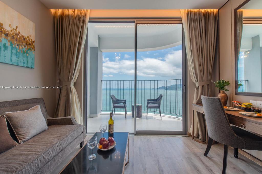Сьюит (Улучшенный люкс с видом на море) апартамента Handy Panorama Nha Trang Ocean view, Нячанг