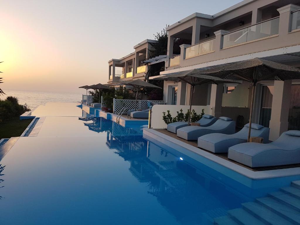 Сьюит (Президентский люкс с собственным бассейном) апартамента Paralia Luxury Suites, Агиос Стефанос, Пелопонесс, Западная Греция и Ионния