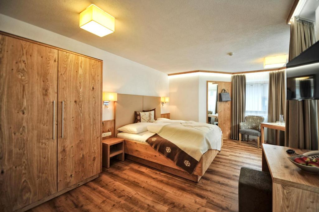 Двухместный (Улучшенный двухместный номер с 1 кроватью) отеля Hotel Garni Maria Theresia, Ишгль