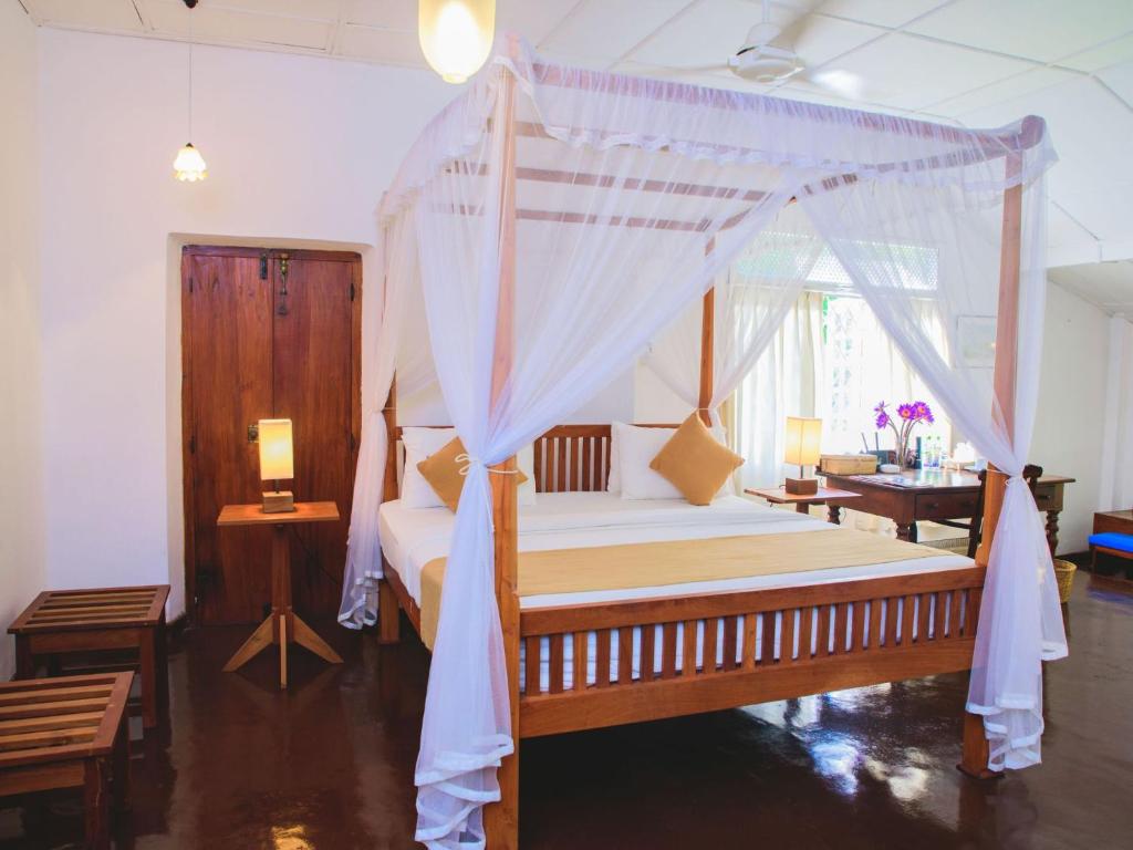 Двухместный (Двухместный номер Делюкс с 1 кроватью) отеля Thalpe Walawwa Heritage Villa, Унаватуна
