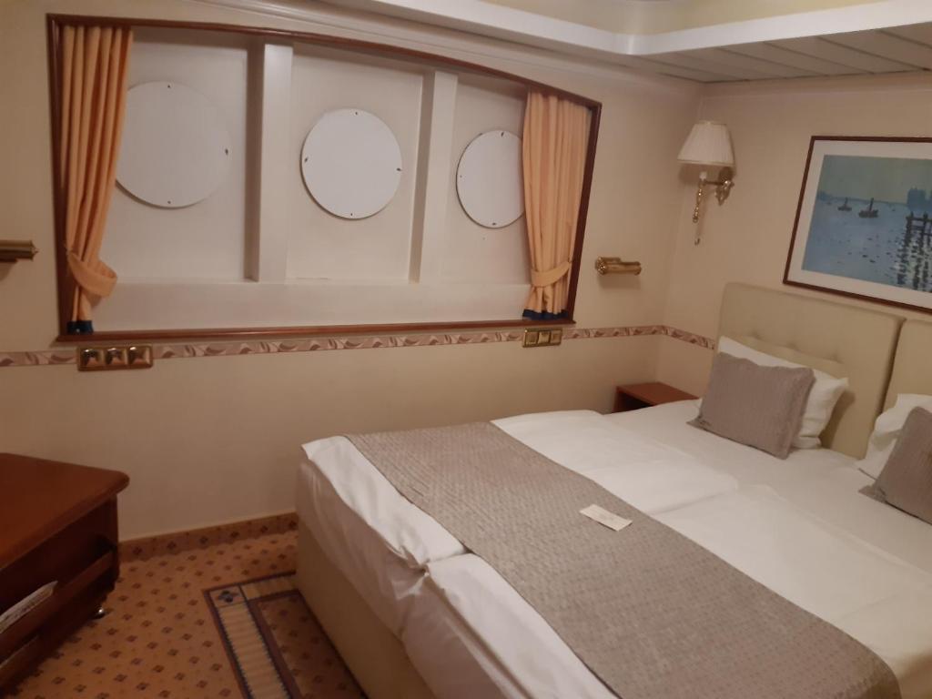 Двухместный (Стандартный двухместный номер с 1 кроватью на лодке, без окна) отеля OnRiver Hotels - MS Cézanne, Будапешт