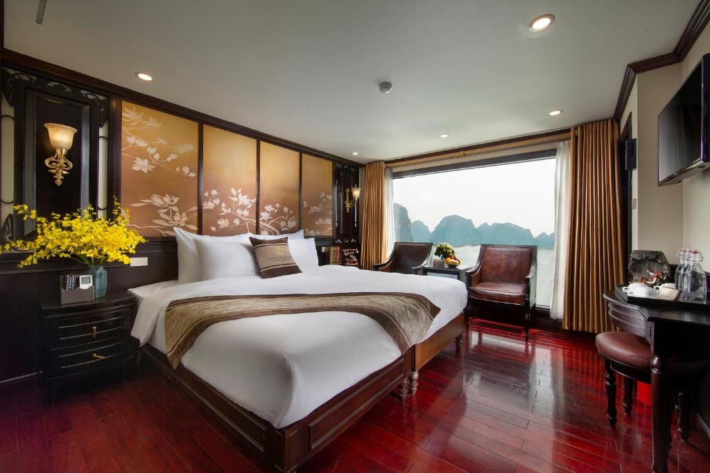 Сьюит (Executive Suite with Private Balcony - 2 Days 1 Night) отеля Athena Royal Cruise, Халонг