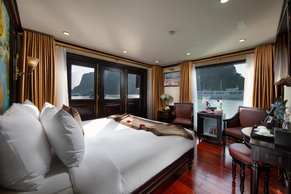Сьюит (Premium Double Suite with Private Balcony - 2 Days 1 Night) отеля Athena Royal Cruise, Халонг