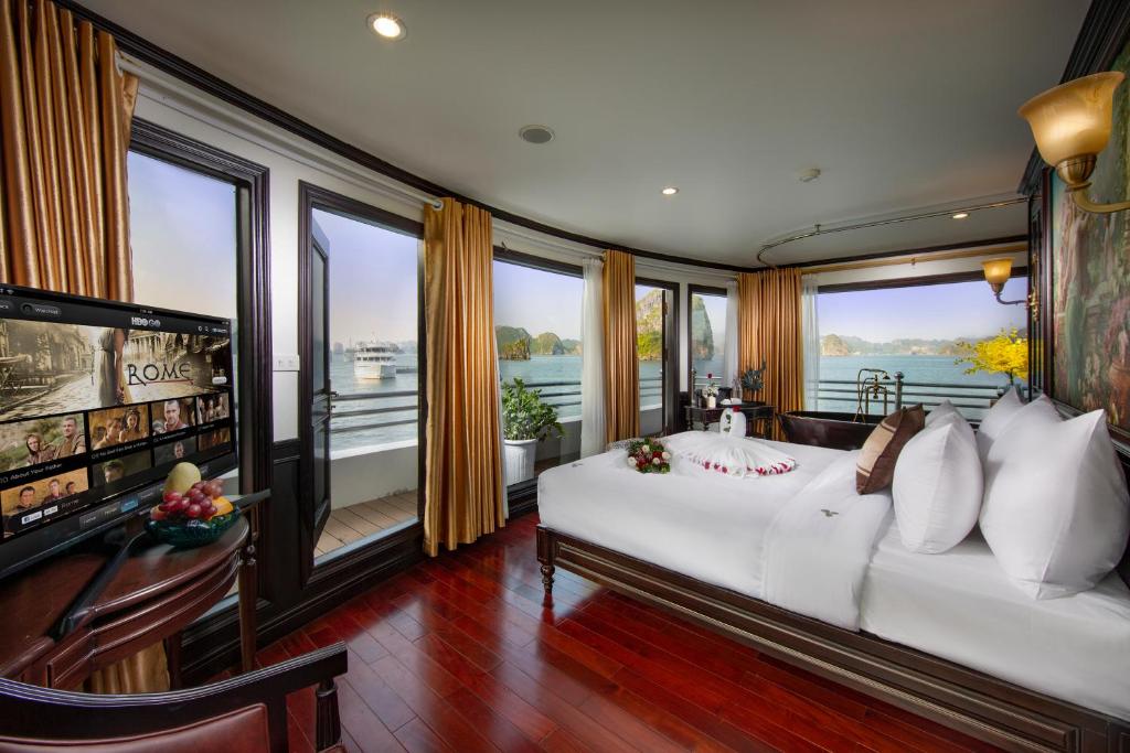 Сьюит (Athena Royal Suite with Panoramic View and Private Balcony - 2 Days 1 Night) отеля Athena Royal Cruise, Халонг