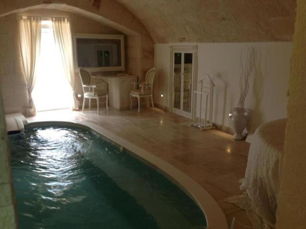 Сьюит (Роскошный люкс с собственным бассейном и видом на море) отеля Bellavista Suites, Монополи