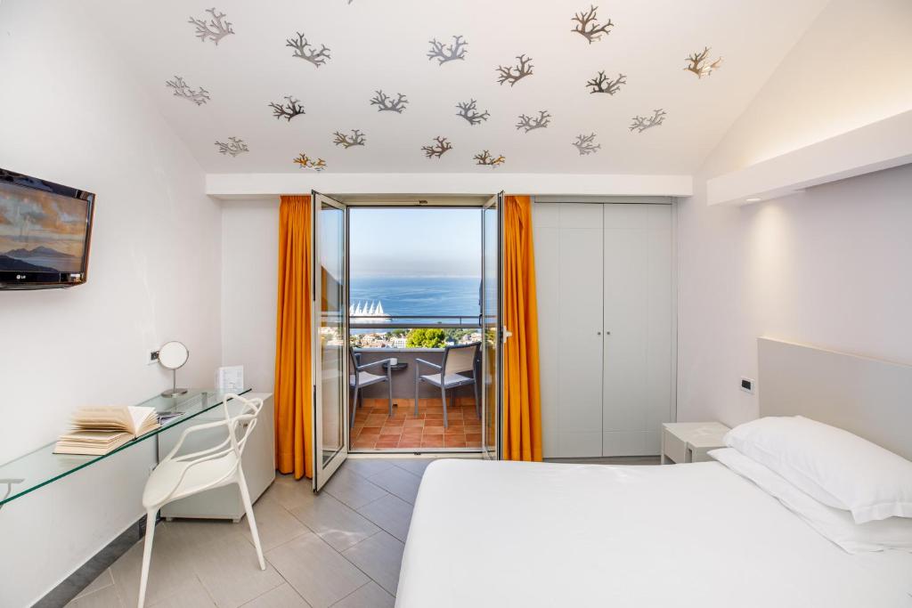 Двухместный (Двухместный номер «Премиум» с 1 кроватью и видом на море) отеля Art Hotel Gran Paradiso, Сорренто
