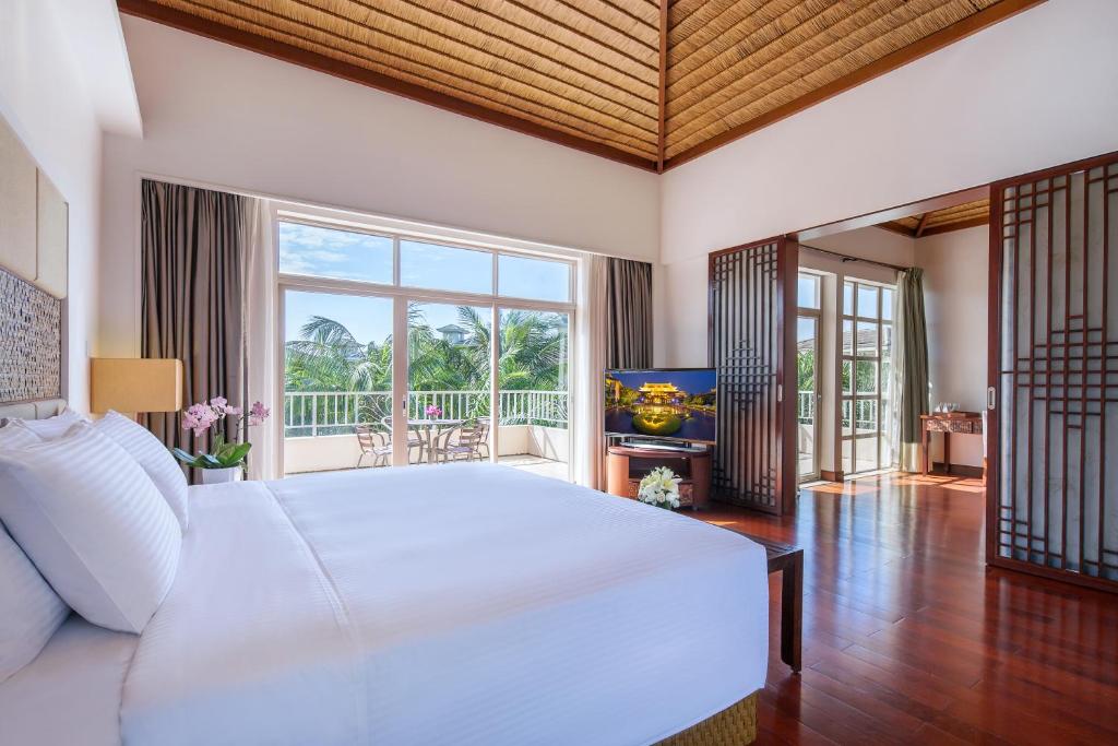Сьюит (Люкс, вид на сад) курортного отеля Huayu Resort & Spa Yalong Bay Sanya, Санья