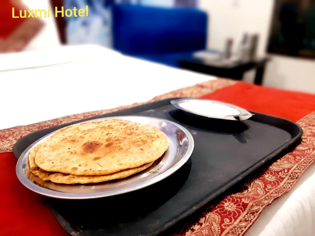 Двухместный (Номер Делюкс с кроватью размера «king-size») отеля Luxmi Hotel, Аллахабад