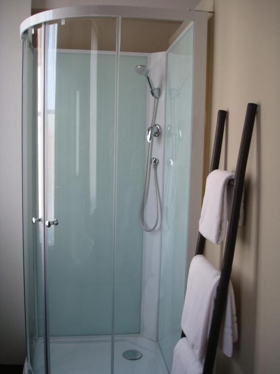 Трехместный (Стандартный трехместный номер с общим туалетом) отеля Hotel Graaf Van Vlaanderen, Брюгге