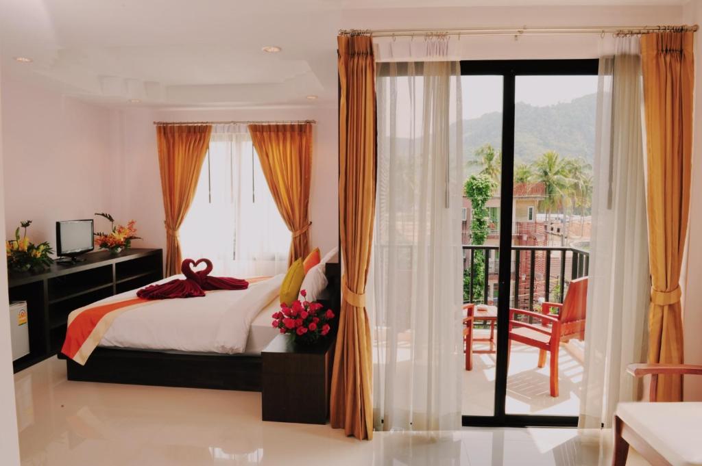 Двухместный (Двухместный номер Делюкс с 1 кроватью или 2 отдельными кроватями, вид на город) отеля Ice Kamala Beach Hotel, Пхукет