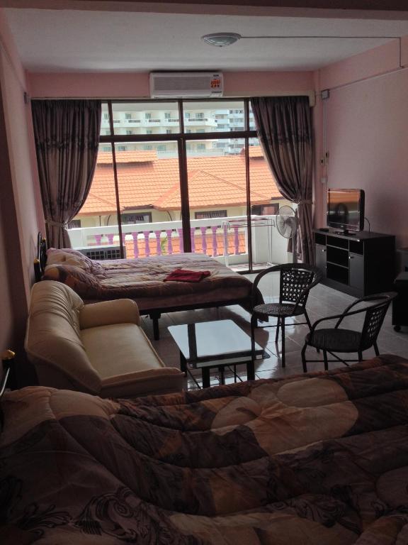 Семейный (Семейный люкс с балконом) гостевого дома Artem's Guesthouse, Паттайя