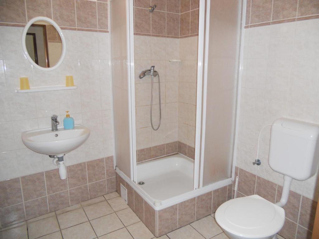 Двухместный (Двухместный номер с 1 кроватью и собственной ванной комнатой — 1 этаж) гостевого дома Penzion Fontána, Микулов