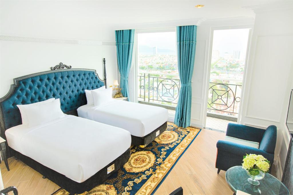 Двухместный (Deluxe Twin with Large Balcony and River view) отеля Fivitel Da Nang, Дананг