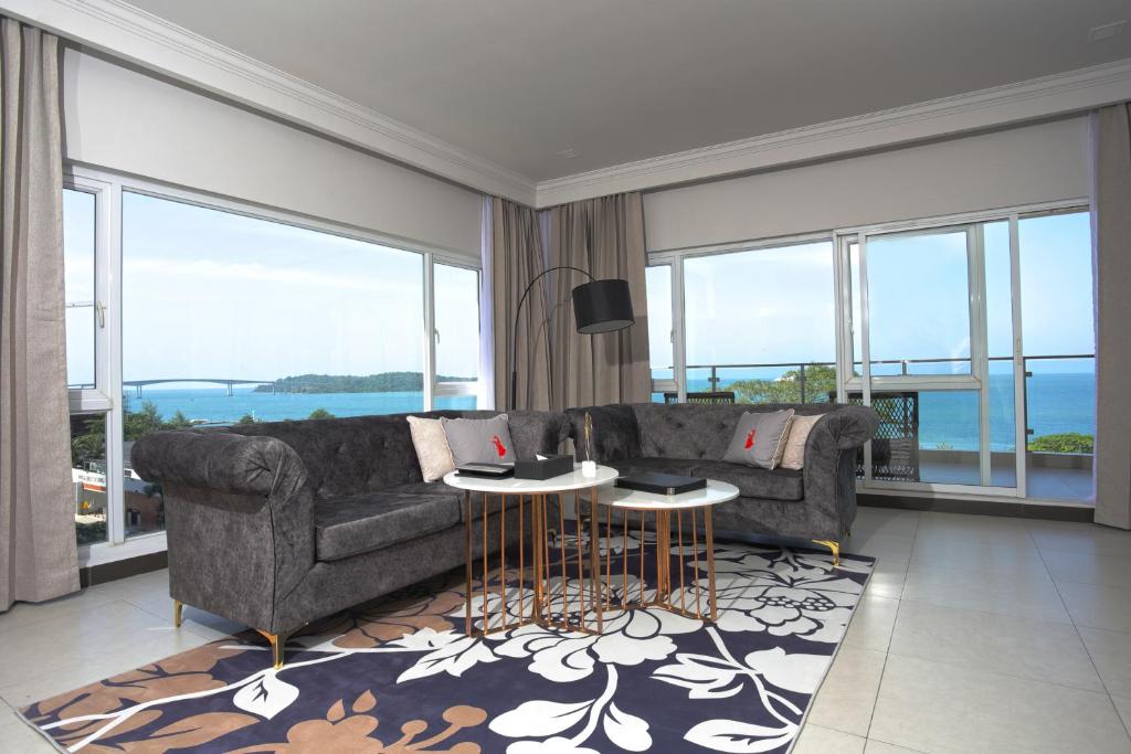 Сьюит (Королевский люкс с панорамным видом на море) отеля Queenco Hotel & Casino, Сиануквиль