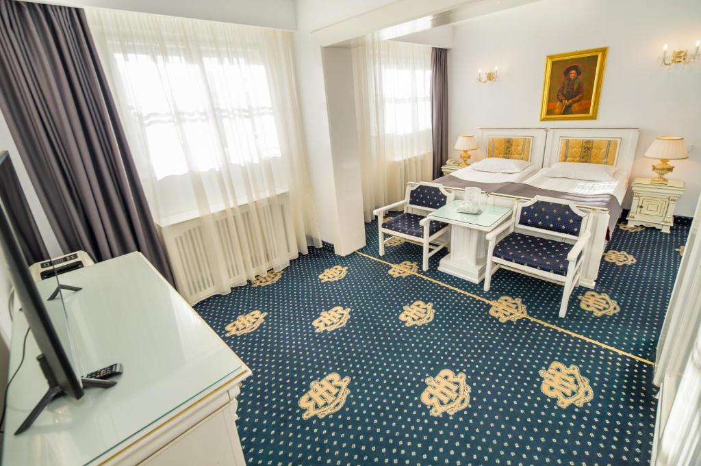 Двухместный (Улучшенный двухместный номер с 2 отдельными кроватями) отеля Hotel Imparatul Romanilor, Сибиу