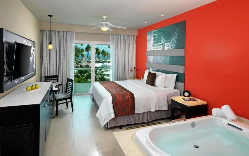 Двухместный (Номер Делюкс с кроватью размера «king-size») курортного отеля Hard Rock Hotel Vallarta All Inclusive, Нуэво-Вальярта