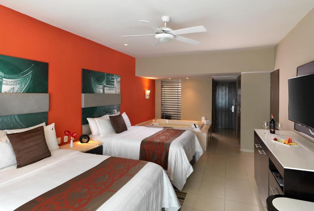 Двухместный (Номер Делюкс с частичным видом на океан и двуспальными кроватями) курортного отеля Hard Rock Hotel Vallarta All Inclusive, Нуэво-Вальярта