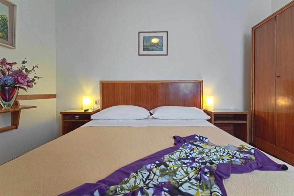 Двухместный (Стандартный двухместный номер с 1 кроватью или 2 отдельными кроватями и общей ванной комнатой) отеля Albergo Al Gobbo, Венеция