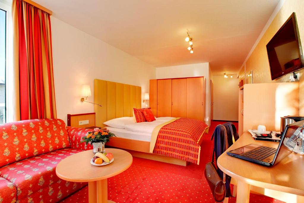 Двухместный (Улучшенный двухместный номер с 1 кроватью и видом на сад) отеля Strandhotel Alte Donau, Вена
