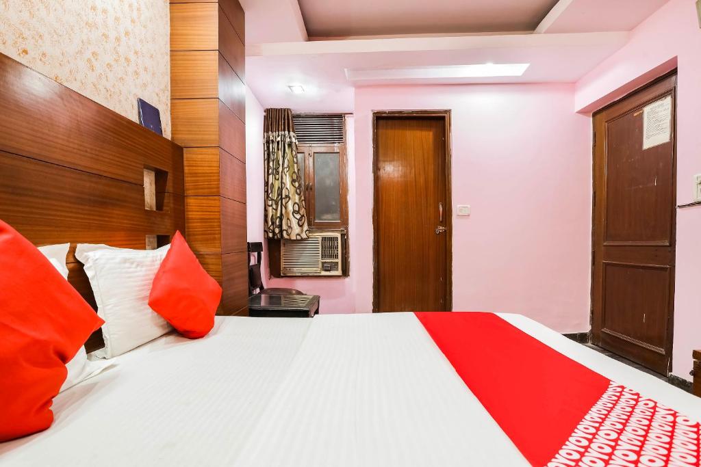 Трехместный (Классический трехместный номер), OYO 66187 Hotel The Royal Inn