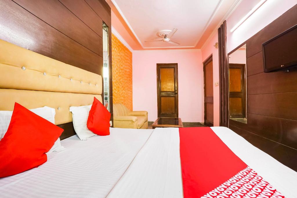 Трехместный (Трехместный номер Делюкс), OYO 66187 Hotel The Royal Inn