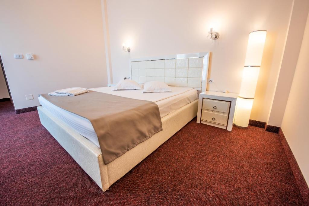 Двухместный (Улучшенный номер с кроватью размера «king-size») отеля Hotel Imperial Premium, Тимишоара