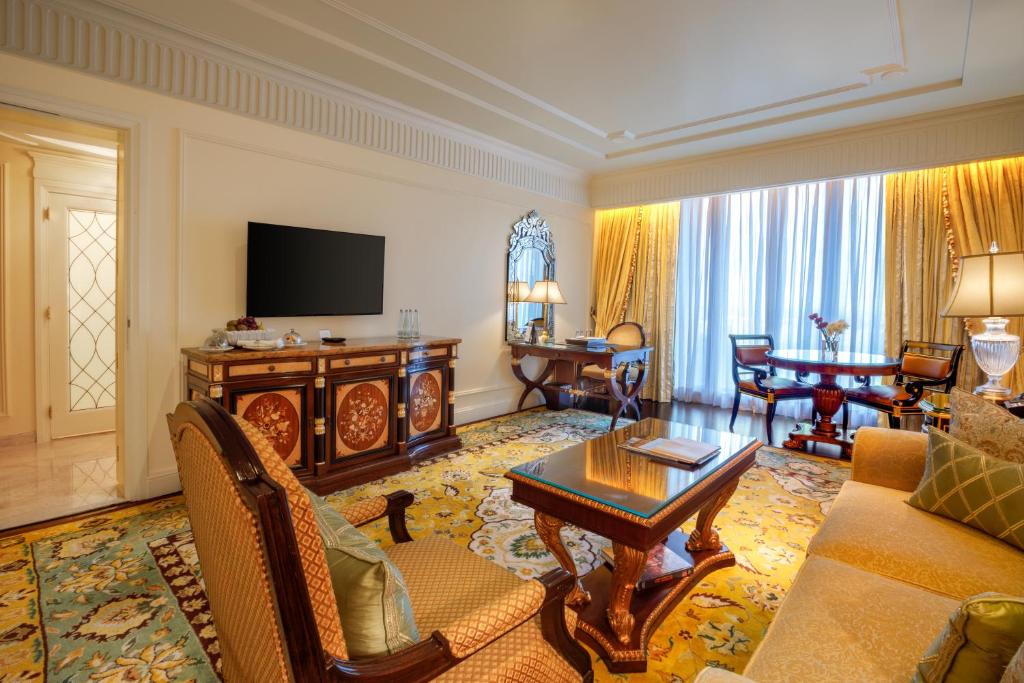 Двухместный (Executive Suite with Airport Transfers & Lounge Access including cocktail hour), The Leela Palace New Delhi