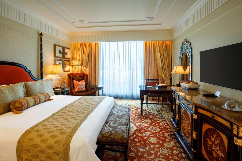 Двухместный (Executive Suite with Airport Transfers & Lounge Access including cocktail hour), The Leela Palace New Delhi