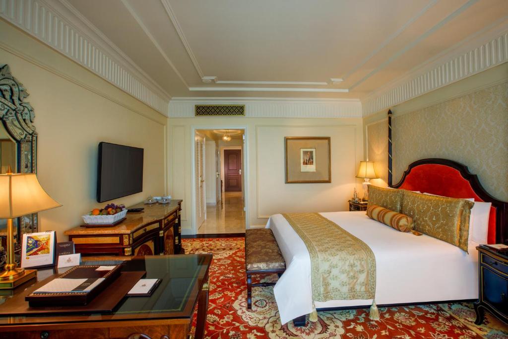 Двухместный (Executive Suite with Airport Transfers & Lounge Access including cocktail hour), The Leela Palace New Delhi