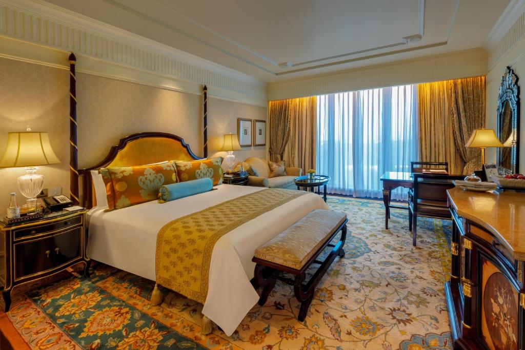 Двухместный (Premiere Room with 20% off on Laundry, Food and non-alcoholic beverages), The Leela Palace New Delhi