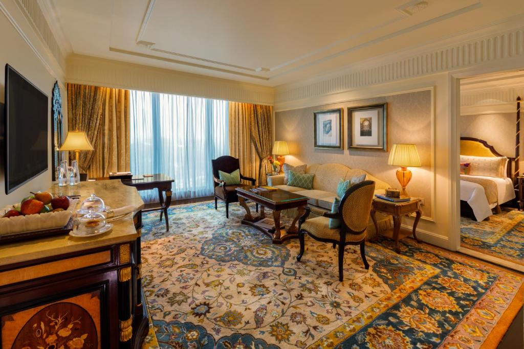 Четырехместный (Luxury Suite with Airport Transfers & Lounge Access including cocktail hours), The Leela Palace New Delhi