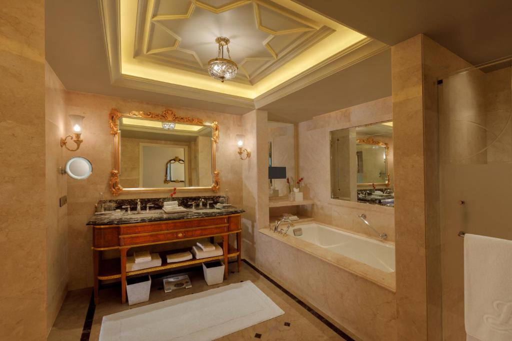 Четырехместный (Luxury Suite with Airport Transfers & Lounge Access including cocktail hours), The Leela Palace New Delhi