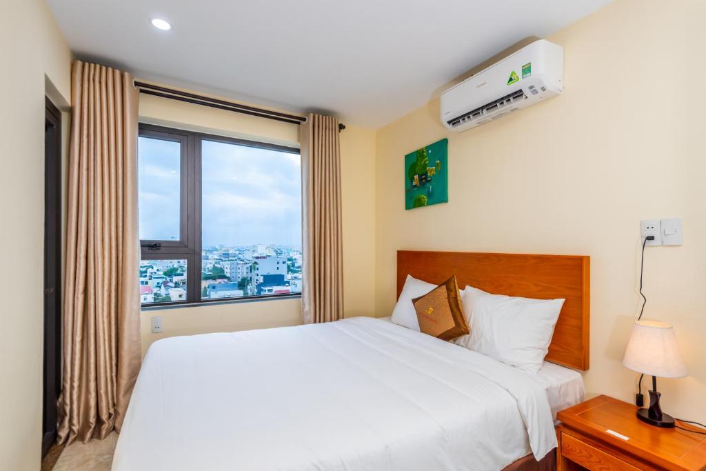 Двухместный (Улучшенный двухместный номер с 1 кроватью) отеля An Thuyen Hotel, Дананг