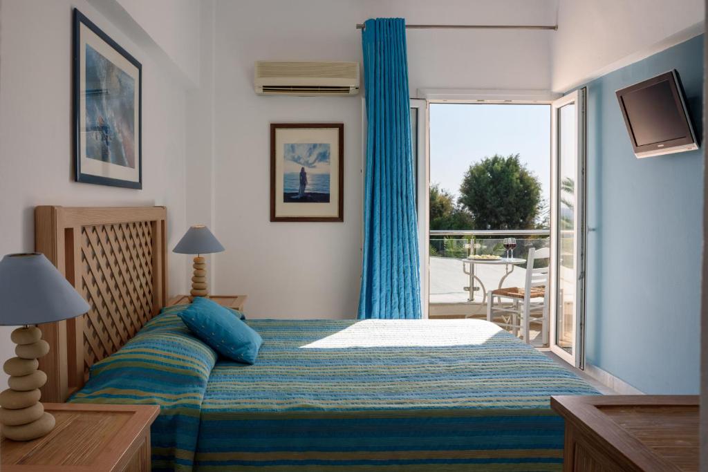 Двухместный (Улучшенный двухместный номер с 1 кроватью и видом на море) отеля Alesahne Beach Hotel, Камари