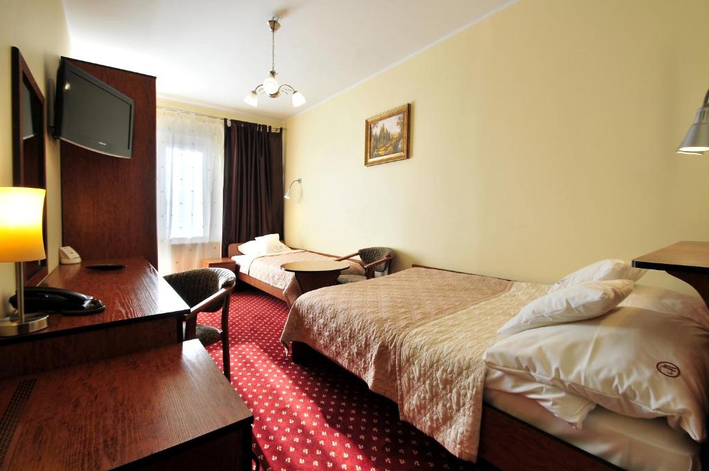 Двухместный (Двухместный номер с 2 отдельными кроватями и балконом) отеля Hotel Continental, Крыница-Морска