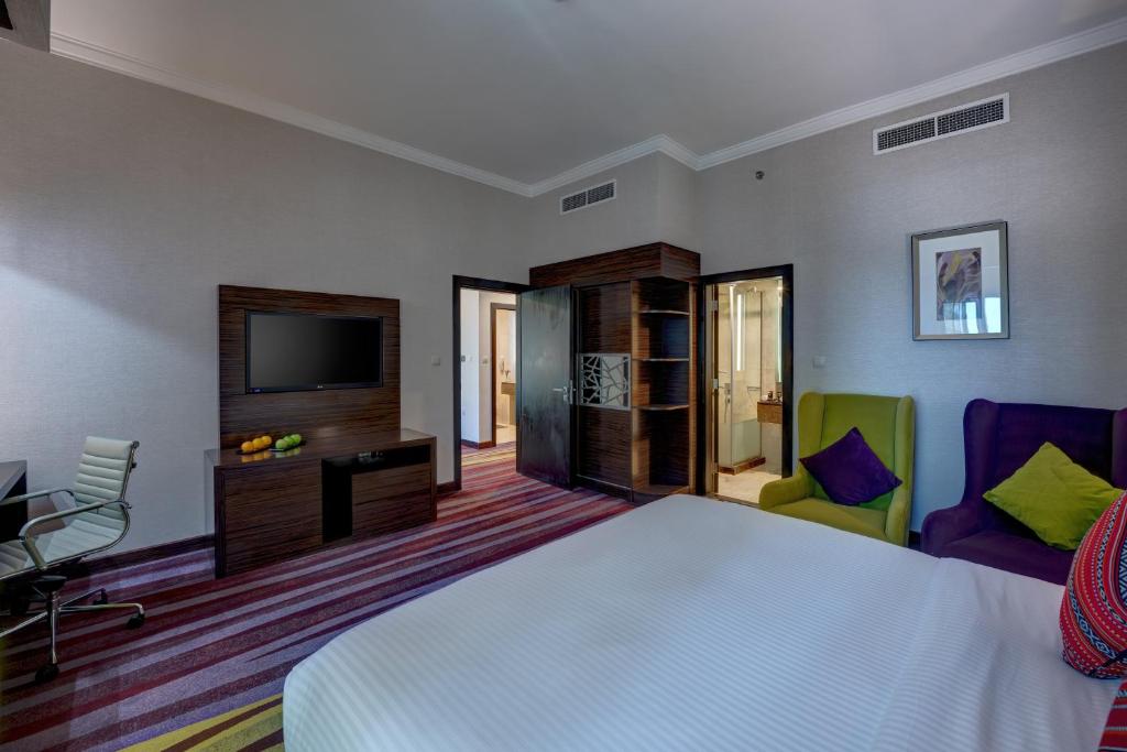 Сьюит (Представительский люкс) апарт-отеля Ghaya Grand Hotel, Дубай