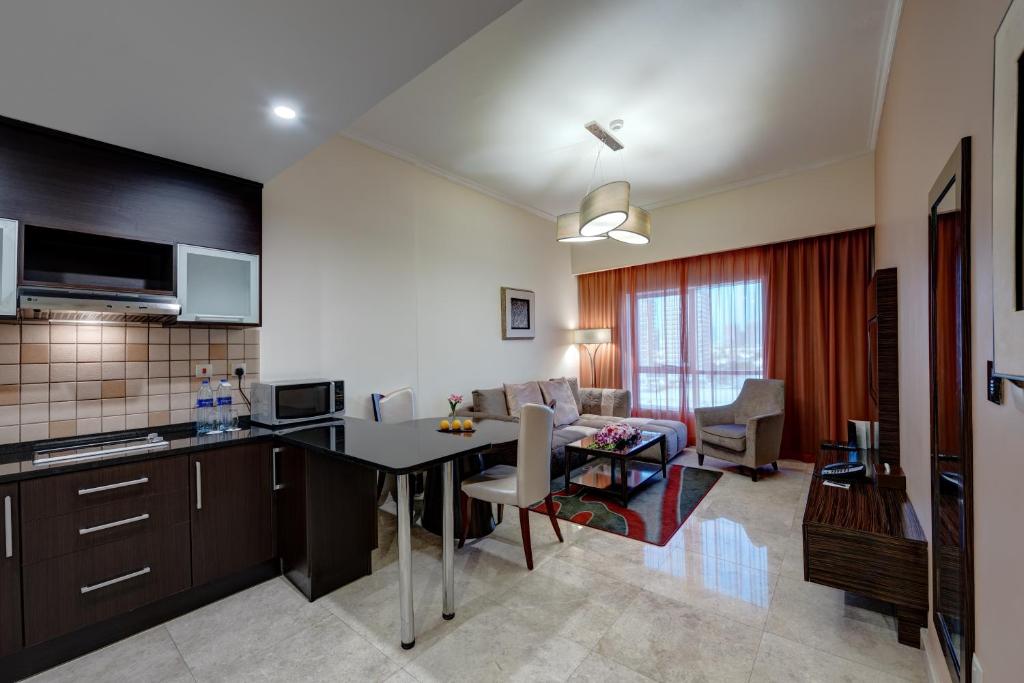 Апартаменты (Апартаменты с 2 спальнями) апарт-отеля Ghaya Grand Hotel, Дубай