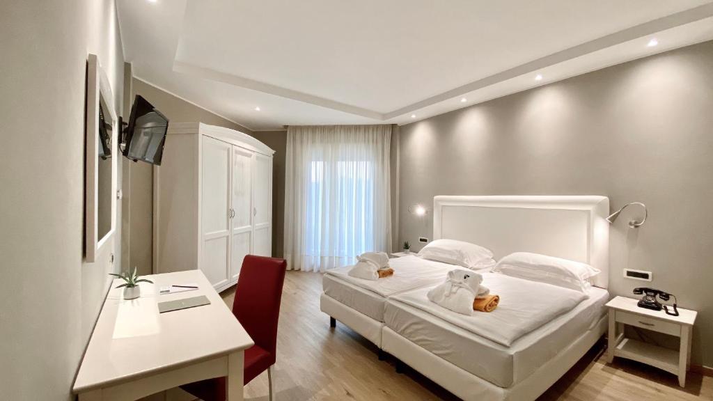 Двухместный (Двухместный номер с 2 отдельными кроватями и балконом) отеля Hotel Leonardo Da Vinci Terme & Golf, Абано-Терме