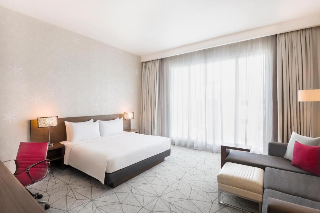 Трехместный (Номер с видом на бассейн, диваном-кроватью и бесплатным завтраком) отеля Hyatt Place Dubai Al Rigga, Дубай