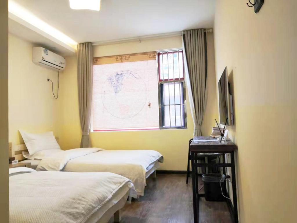 Двухместный (Небольшой двухместный номер с 1 кроватью) семейного отеля Dali Ancient Town Another Life Homestay, Дали