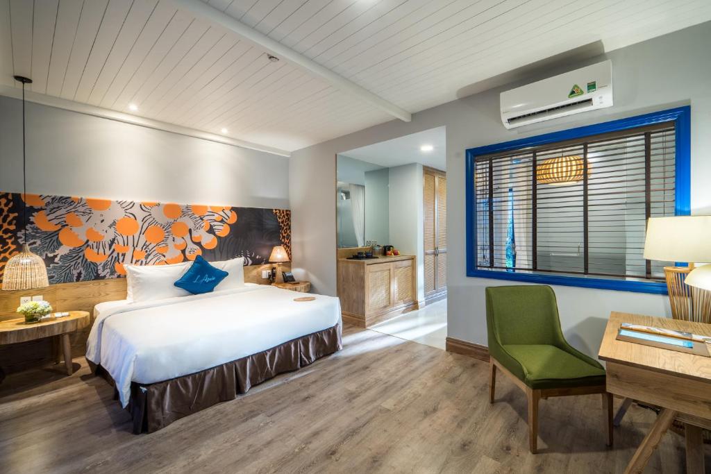 Двухместный (Номер Делюкс с видом на сад и кроватью размера «king-size») курортного отеля Sasco Blue Lagoon Resort, Дуонг-Донг