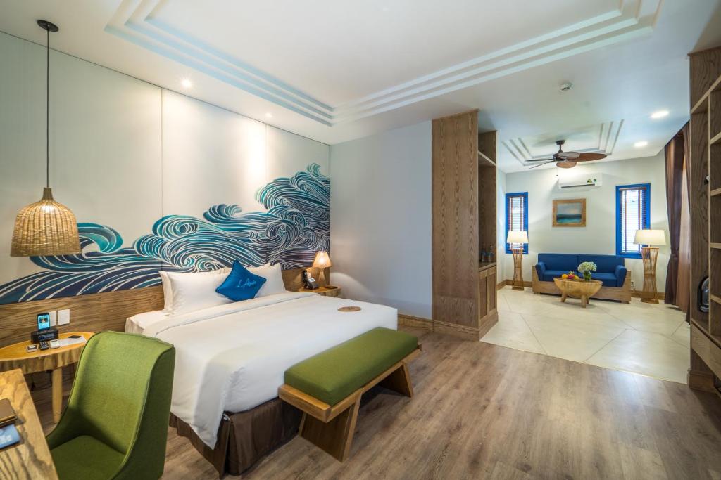 Сьюит (Представительский люкс) курортного отеля Sasco Blue Lagoon Resort, Дуонг-Донг