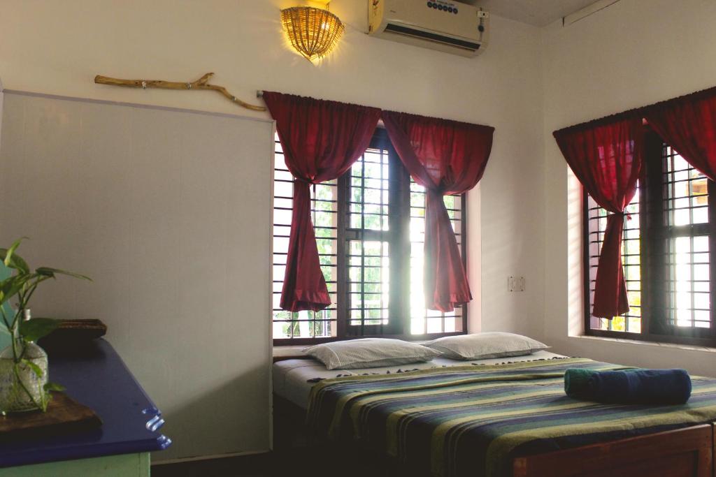 Двухместный (Стандартный двухместный номер с 1 кроватью или 2 отдельными кроватями) гостевого дома Keratheeram Beach Resort, Варкала
