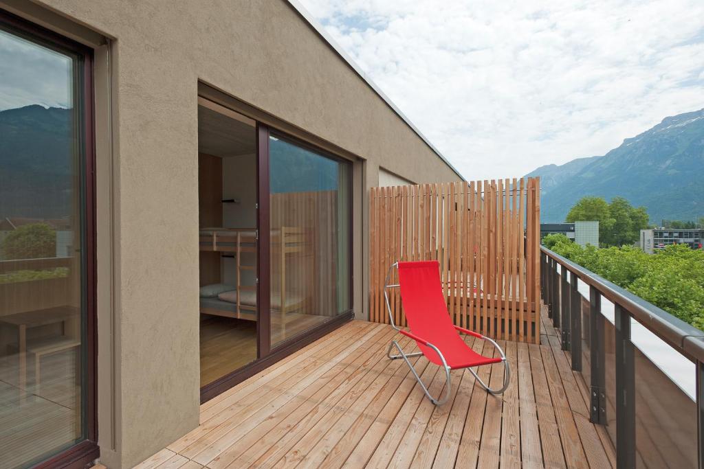 Двухместный (Двухместный номер с 1 кроватью и балконом) хостела Interlaken Youth Hostel, Интерлакен